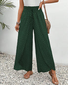 Damenhose mit weitem Bein, grünem geometrischem Muster, ideal für Sommermode. Bequeme, stilvolle Freizeithose für trendige Outfits.