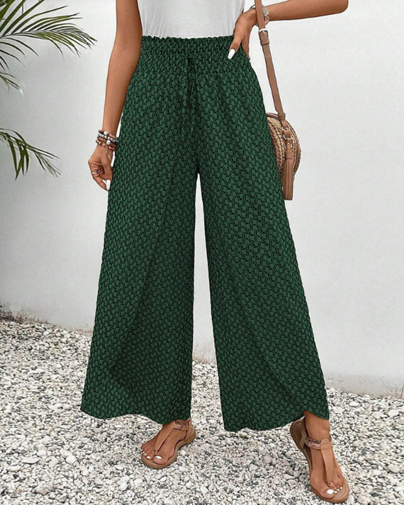 Damenhose mit weitem Bein, grünem geometrischem Muster, ideal für Sommermode. Bequeme, stilvolle Freizeithose für trendige Outfits.