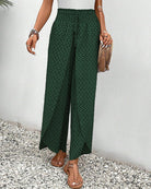 Damenhose in Grün mit geometrischem Muster, locker geschnitten, ideal für Sommermode. Perfekt kombiniert mit Sandalen und Accessoires.