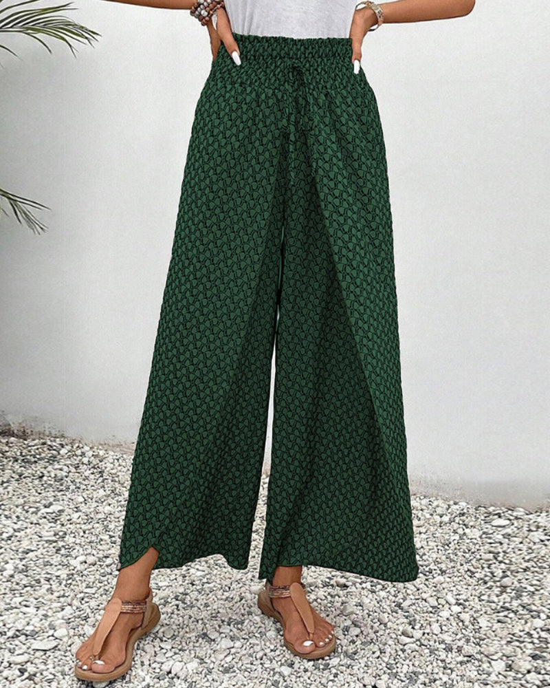 Damenhose in Grün mit weitem Bein und geometrischem Muster, ideal für Sommermode. Bequeme, stilvolle Palazzohose für Freizeit und Strand.