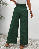 Grüne Damenhose mit weitem Bein und geometrischem Muster, ideal für Sommermode. Bequeme Passform, perfekt für lässige Outfits und Strandkleidung.