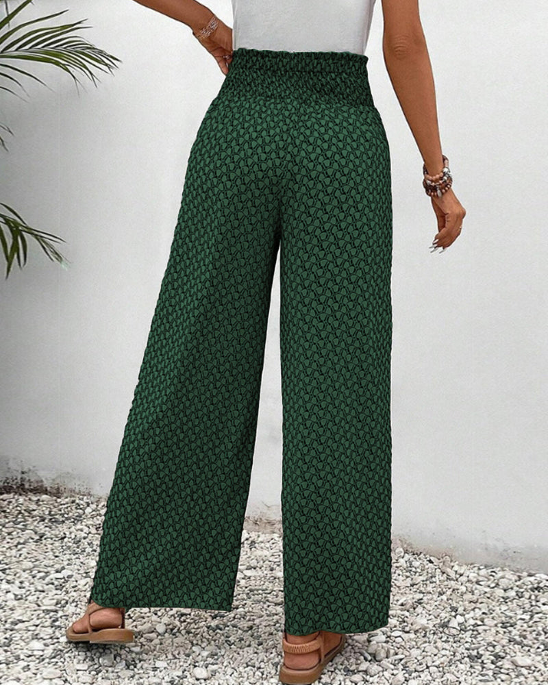 Grüne Damenhose mit weitem Bein und geometrischem Muster, ideal für Sommermode. Bequeme Passform, perfekt für lässige Outfits und Strandkleidung.