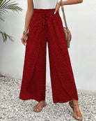 Damenhose in Rot mit geometrischem Muster, weites Bein, elastischer Bund. Perfekt für Sommermode, lässiger Stil, bequem und stilvoll.