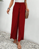 Damenhose in Rot mit geometrischem Muster, locker geschnitten, ideal für Sommermode. Perfekt kombinierbar mit Sandalen und Accessoires.