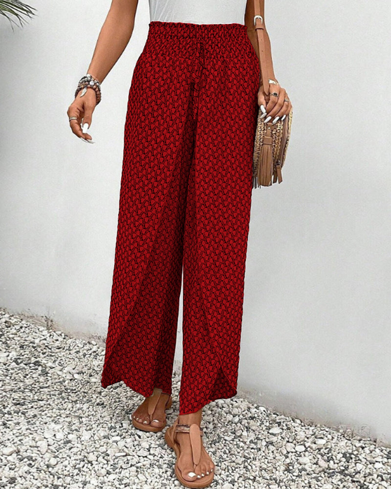 Damenhose in Rot mit geometrischem Muster, locker geschnitten, ideal für Sommermode. Perfekt kombinierbar mit Sandalen und Accessoires.