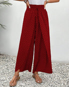 Damenhose in Rot mit geometrischem Muster, weites Bein, hoher Bund. Perfekt für Sommermode, lässiger Stil, bequem und stilvoll.