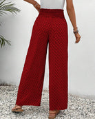 Damenhose in Rot mit geometrischem Muster, hohe Taille, weites Bein, ideal für Sommermode. Perfekt für lässige und elegante Outfits.