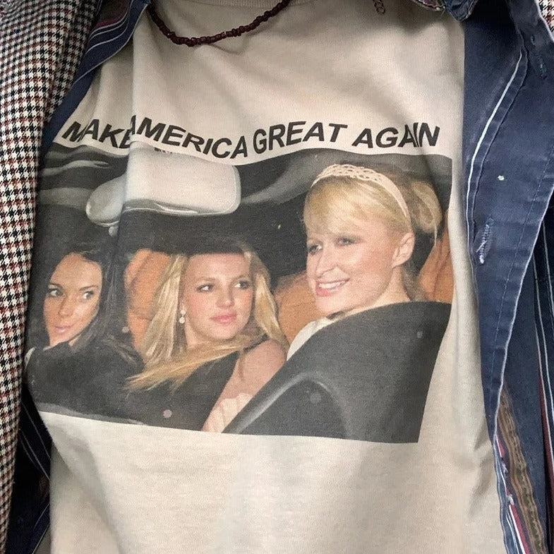 T-Shirt mit Aufdruck "Make America Great Again", zeigt drei Frauen in einem Auto. Modisches Statement, Popkultur, Streetwear, Trend.