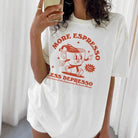 Frau trägt weißes T-Shirt mit rotem Aufdruck "More Espresso Less Depresso", Cartoon-Kaffeetasse, lässige Mode, trendiges Design, Kaffee-Liebhaber.