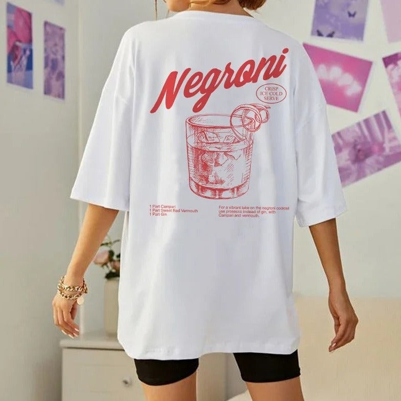 Weißes T-Shirt mit rotem Negroni-Print, Cocktail-Illustration und Rezept. Perfekt für Cocktail-Liebhaber und Modebegeisterte.