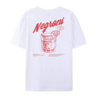 Weißes T-Shirt mit rotem Negroni-Print, Cocktail-Illustration und Rezept. Perfekt für Cocktail-Liebhaber und Modefans. Hochwertige Baumwolle.