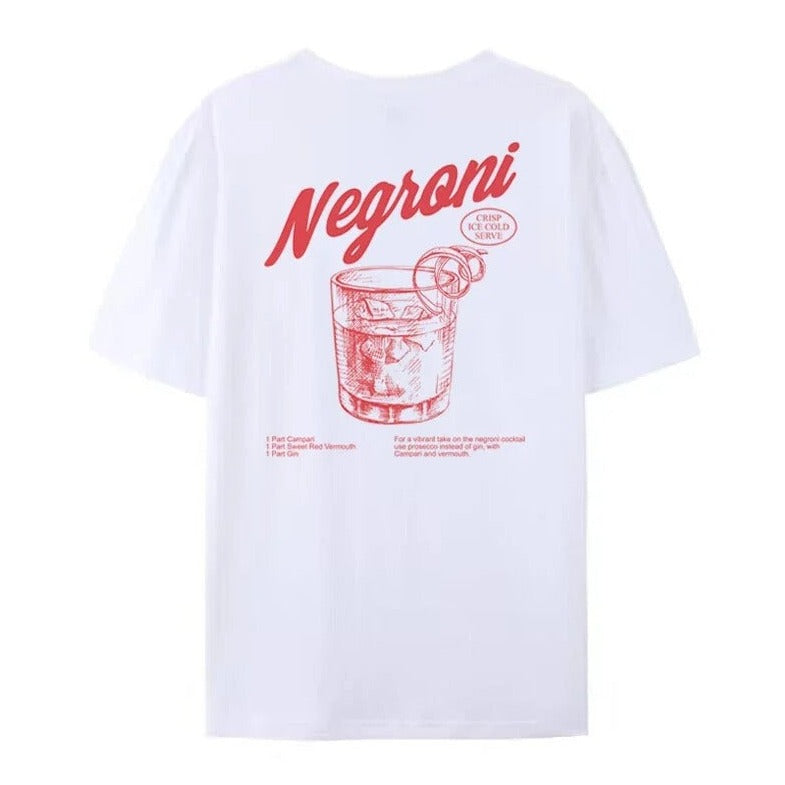 Weißes T-Shirt mit rotem Negroni-Print, Cocktail-Illustration und Rezept. Perfekt für Cocktail-Liebhaber und Modefans. Hochwertige Baumwolle.
