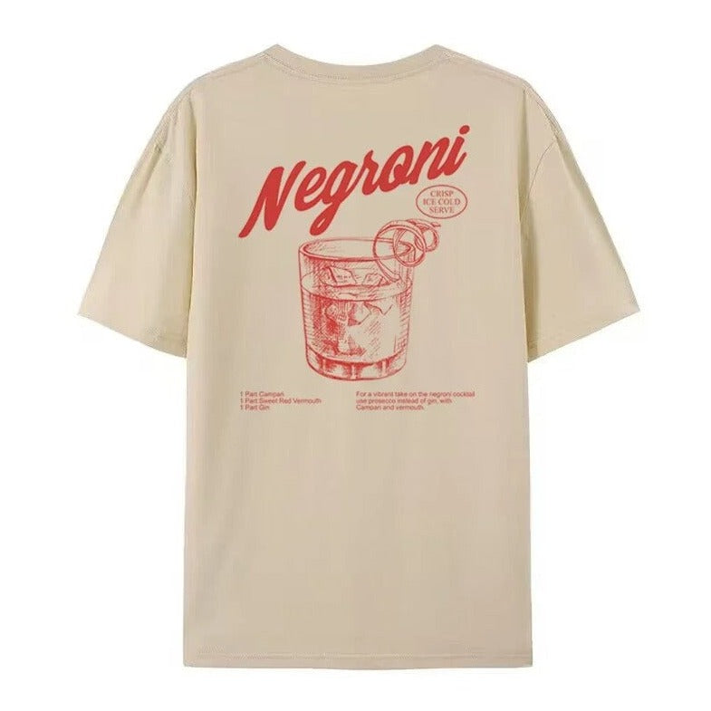 Beiges T-Shirt mit rotem "Negroni"-Print, Cocktail-Illustration und Rezept. Perfekt für Cocktail-Liebhaber und Modefans.