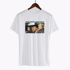 Weißes T-Shirt mit "Make America Great Again"-Aufdruck, Damenfoto. Hochwertige Baumwolle, modisches Statement, lässiger Stil.