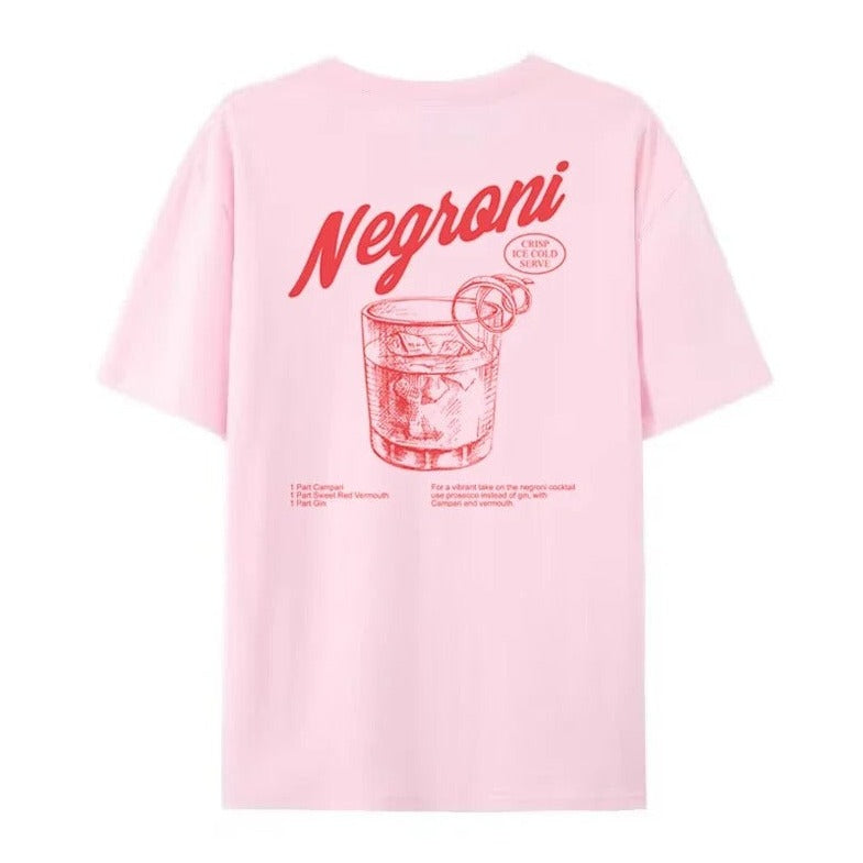Rosa T-Shirt mit rotem Negroni-Print, Cocktail-Illustration und Rezept. Perfekt für Cocktail-Liebhaber und trendige Mode.