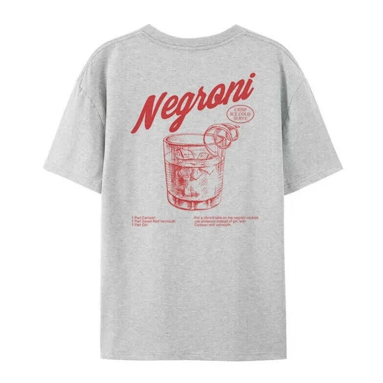 Graues T-Shirt mit rotem "Negroni"-Print, Cocktail-Illustration und Text. Perfekt für Cocktail-Liebhaber und stilvolle Freizeitmode.