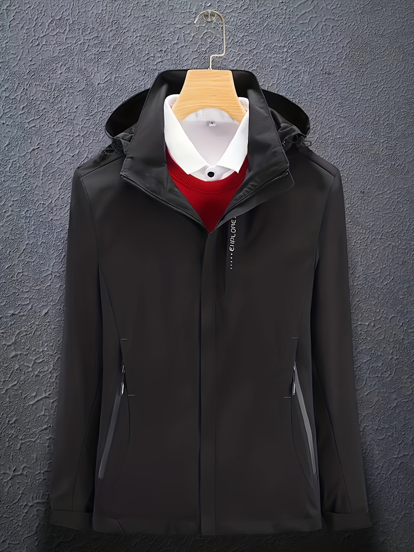 Schwarze Herrenjacke mit Kapuze, über weißem Hemd und rotem Pullover. Stilvolle, wetterfeste Oberbekleidung für Herbst und Winter.