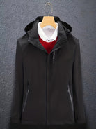 Schwarze Herrenjacke mit Kapuze, über weißem Hemd und rotem Pullover. Stilvolle, wetterfeste Oberbekleidung für Herbst und Winter.
