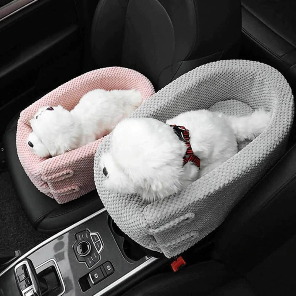 Zwei weiche, gestrickte Haustier-Autositze in Rosa und Grau mit Plüschhunden, ideal für sicheres Reisen. Perfekt für kleine Hunde und Katzen.