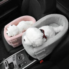 Zwei weiche, gestrickte Haustier-Autositze in Rosa und Grau mit Plüschhunden, ideal für sicheres Reisen. Perfekt für kleine Hunde und Katzen.