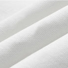Weiße Baumwollstoff-Textur, Nahaufnahme. Hochwertiges Material, ideal für Bekleidung und Heimtextilien. Weicher, atmungsaktiver Stoff.