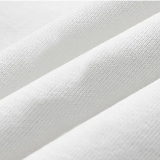 Weiße Baumwollstoff-Textur, Nahaufnahme. Hochwertiges Material, ideal für Bekleidung und Heimtextilien. Weicher, atmungsaktiver Stoff.