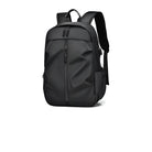 Schwarzer, wasserfester Rucksack mit USB-Ladeanschluss und mehreren Taschen für Reisen.