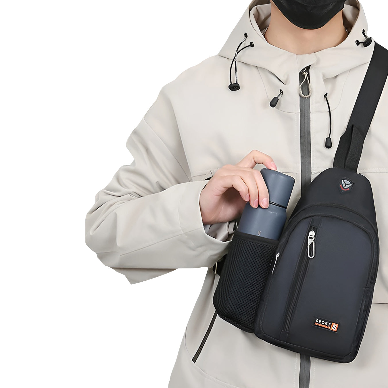 Person mit schwarzer Brusttasche und Wasserflaschenhalter, Outdoor-Jacke, praktisches Design.