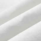 Weiße Baumwollstoff-Textur, Nahaufnahme. Hochwertiger, weicher Stoff für Kleidung, Heimtextilien und DIY-Projekte. Ideal für Näharbeiten.