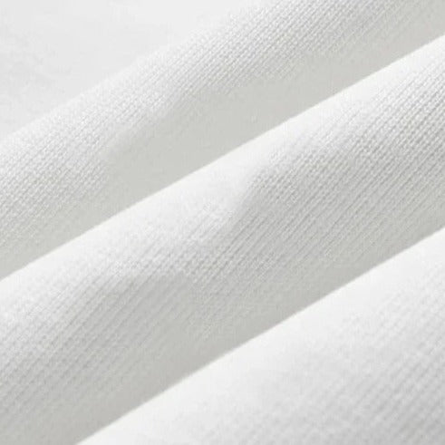 Weiße Baumwollstoff-Textur, Nahaufnahme. Hochwertiger, weicher Stoff für Kleidung, Heimtextilien und DIY-Projekte. Ideal für Näharbeiten.