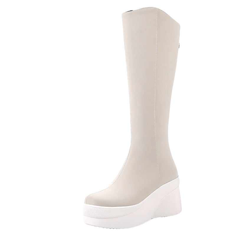 Damenstiefel in Beige mit Plateau-Sohle, knielang, modisch und elegant. Perfekt für Herbstmode, bequem und stilvoll. Ideal für trendige Outfits.