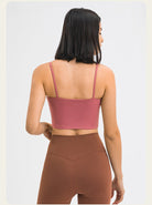 Damen-Sportbekleidung: Rosa Sport-BH und braune Leggings, ideal für Yoga und Fitness. Bequeme, atmungsaktive Materialien für aktive Frauen.