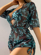Transparenter Strand-Kaftan mit tropischem Blattmuster, ideal für Sommermode. Leichtes, luftiges Design für stilvolle Strandtage.