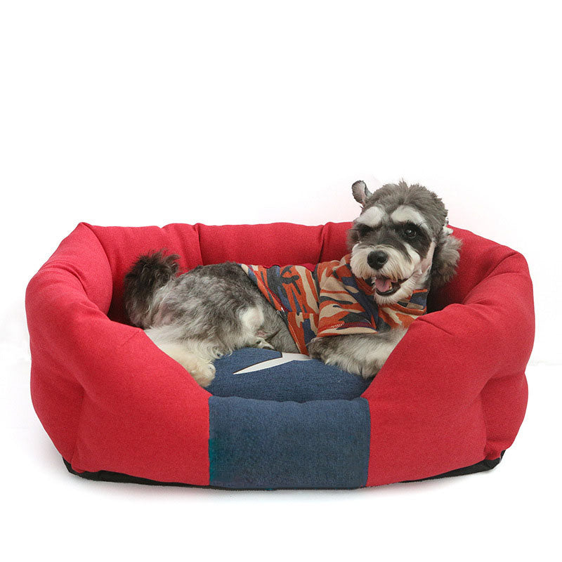 Hund in rotem Hundebett, gemütlich, mit buntem Halstuch, Haustierbedarf, Komfort.