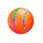 Oranger Hundespielball mit bunten Streifen, aus Gummi, ideal für interaktives Spielen.
