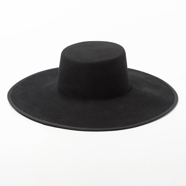 Schwarzer Filzhut mit breiter Krempe, elegantes Design, modisches Accessoire für Damen und Herren.