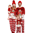 Familie in roten Weihnachts-Pyjamas mit Rentiermotiv, passende Outfits, festliche Kleidung, gemütliche Nachtwäsche, Weihnachtsmode.