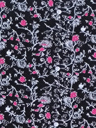 Schwarzer Stoff mit weißem und rotem Blumenmuster, ideal für Mode, Nähen und Dekoration. Hochwertiger Textildruck, florales Design.