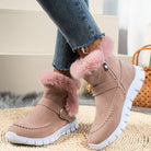 Damen-Winterstiefel mit rosa Kunstfell, Reißverschluss und Schnalle, rutschfeste weiße Sohle. Modische, warme Schuhe für kalte Tage.