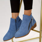 Blaue Damen-Stiefeletten aus Wildleder mit Reißverschluss, flachem Absatz und modernem Design. Perfekt für Herbstmode und bequemen Alltagsstil.