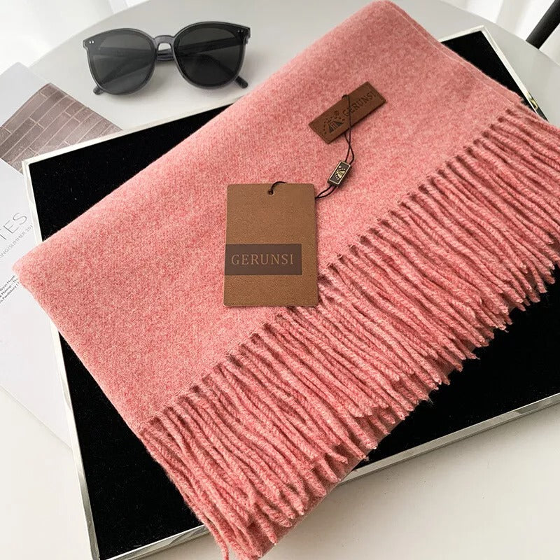 Gerunsi Schal aus weichem, rosa Kaschmir mit Fransen, ideal für stilvolle Herbst- und Wintermode. Luxuriöses Accessoire für Damen.