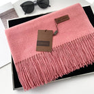 Rosa Kaschmirschal mit Fransen von Gerunsi, elegant und weich, ideal für Damenmode. Perfekt als Accessoire für Herbst und Winter.