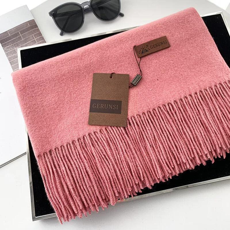 Rosa Kaschmirschal mit Fransen von Gerunsi, elegant und weich, ideal für Damenmode. Perfekt als Accessoire für Herbst und Winter.