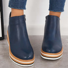 Damen-Stiefeletten in Dunkelblau mit Plateau-Sohle, modisch und bequem. Perfekt für Herbst-Outfits. Hochwertige Materialien, trendiges Design.