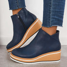 Damen-Stiefeletten mit Keilabsatz, dunkelblaues Leder, seitlicher Reißverschluss, modisch, bequem, ideal für Herbstmode, trendige Schuhe.