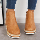 Damen Stiefeletten in Braun, Kunstleder, mit Plateau-Sohle. Modische Herbstschuhe, ideal für Casual-Outfits. Bequeme und stilvolle Ankle Boots.