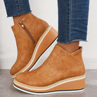 Damen-Wedge-Stiefeletten in Braun mit Reißverschluss, Plateau-Sohle und modernem Design. Perfekt für Herbstmode und bequemen Alltagsstil.