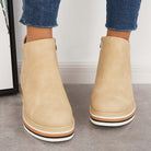Beige Damen-Stiefeletten mit Plateau, modisch und bequem, ideal für Herbst und Winter. Perfekt kombinierbar mit Jeans für einen lässigen Look.