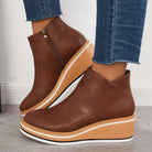 Damen-Stiefeletten in Braun mit Keilabsatz, Reißverschluss und modernem Design. Perfekt für Herbstmode und bequemen Alltagsstil.