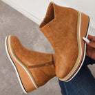 Damen Plateau-Stiefeletten in Braun mit Reißverschluss, modisch und bequem. Perfekt für Herbstmode, trendige Schuhe, stilvolle Damenstiefel.